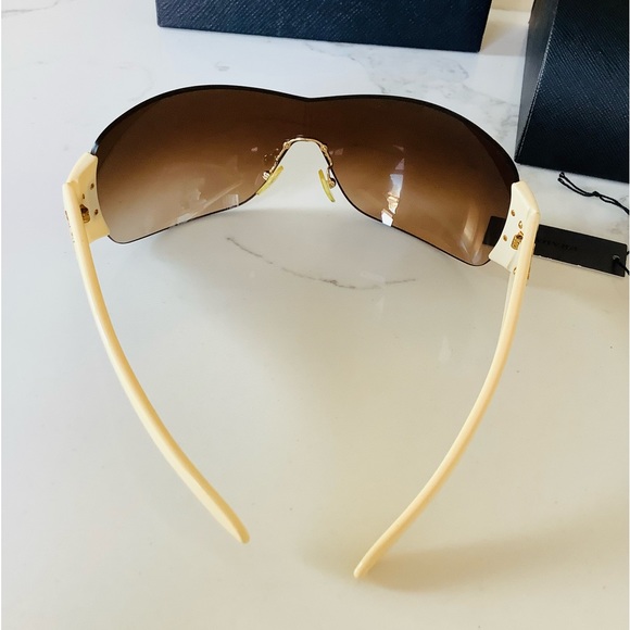 Authentic PRADA sunglasses 😎 - Picture 5 of 9